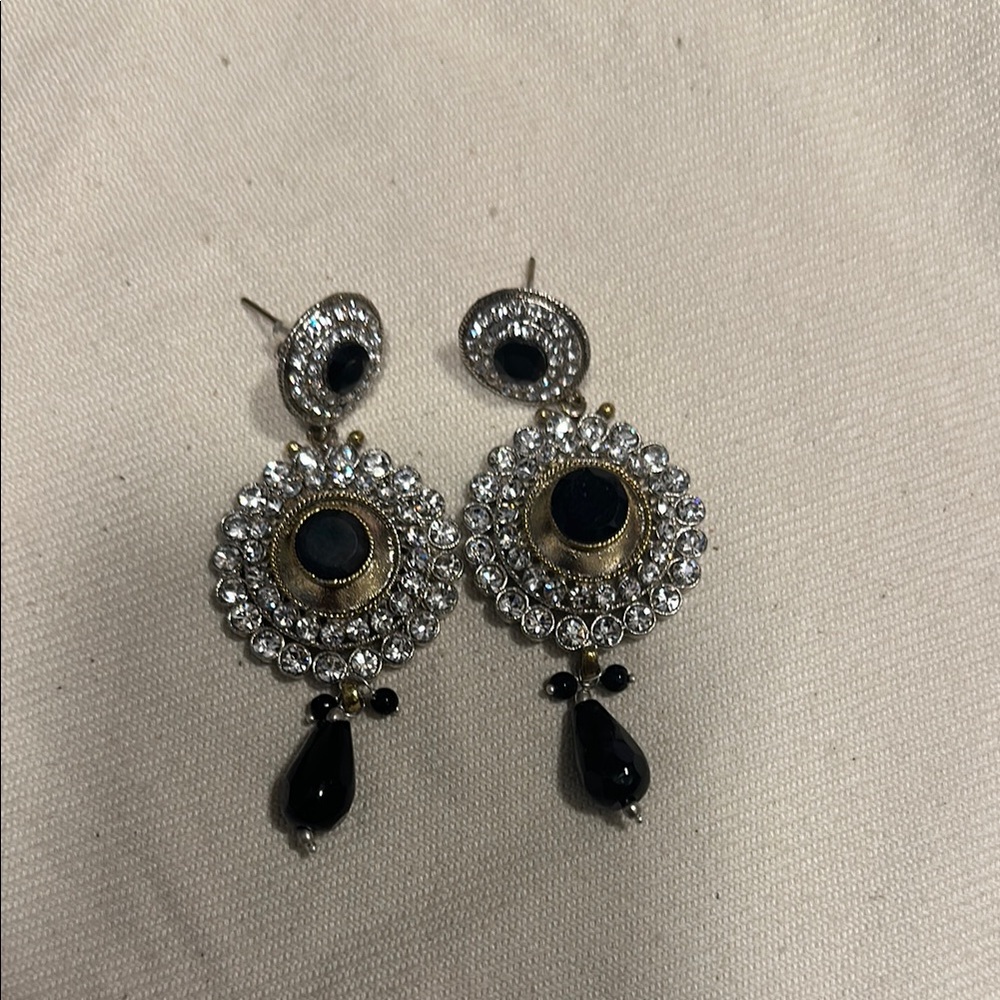 Elegant Black and Gold Earrings with diamonds